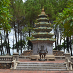 Aan de achterkant van het terrein van de Thien Mu Pagode in Hué<br/>Copyright © JTravel.nl Aan de achterkant van het terrein van de Thien Mu Pagode in Hué / Copyright © JTravel.nl