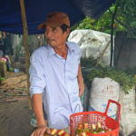 Eucalyptusolie te koop tussen Hué en de Wolkenpas op 13-9-2013<br/>Copyright © JTravel.nl Eucalyptusolie te koop tussen Hué en de Wolkenpas op 13-9-2013 / Copyright © JTravel.nl