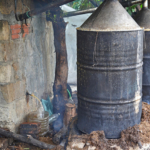 Een eucalyptusstokerij tussen Hué en de Wolkenpas op 13-9-2013<br/>Copyright © JTravel.nl Een eucalyptusstokerij tussen Hué en de Wolkenpas op 13-9-2013 / Copyright © JTravel.nl