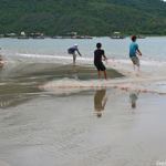 Een visnet wordt binnengesleept op het strand van Danang op 13-9-2013<br/>Copyright © JTravel.nl Een visnet wordt binnengesleept op het strand van Danang op 13-9-2013 / Copyright © JTravel.nl