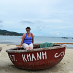 Ik in een typische vissersboot op het strand van Danang op 13-9-2013<br/>Copyright © JTravel.nl Ik in een typische vissersboot op het strand van Danang op 13-9-2013 / Copyright © JTravel.nl