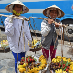 Fruitverkoopsters bij de bus tijdens een stop nabij Hoi An op 13-9-2013<br/>Copyright © JTravel.nl Fruitverkoopsters bij de bus tijdens een stop nabij Hoi An op 13-9-2013 / Copyright © JTravel.nl
