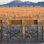 De stoelen staan klaar voor de zonsondergang tijdens de sundowner op de Little Sossus Campsite<br/>Copyright © JTravel.nl De stoelen staan klaar voor de zonsondergang tijdens de sundowner op de Little Sossus Campsite / Copyright © JTravel.nl