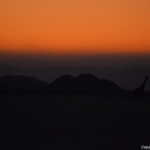 Een giraffe in het rode avondlicht tijdens de sundowner op de Little Sossus Campsite<br/>Copyright © JTravel.nl Een giraffe in het rode avondlicht tijdens de sundowner op de Little Sossus Campsite / Copyright © JTravel.nl