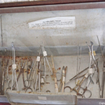 Doktersgereedschappen tentoongesteld in het ziekenhuisje van Benh Xa op 16-9-2013<br/>Copyright © JTravel.nl Doktersgereedschappen tentoongesteld in het ziekenhuisje van Benh Xa op 16-9-2013 / Copyright © JTravel.nl