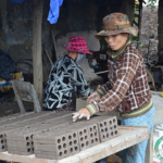 Stenen bakken in een stenenbakkerij op 16-9-2013<br/>Copyright © JTravel.nl Stenen bakken in een stenenbakkerij op 16-9-2013 / Copyright © JTravel.nl