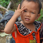 Een kindje bij de botenmakerij tussen Qui Nhon en Nha Trang op 17-9-2013<br/>Copyright © JTravel.nl Een kindje bij de botenmakerij tussen Qui Nhon en Nha Trang op 17-9-2013 / Copyright © JTravel.nl