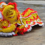 Een dansgroep bij een benzinestation tussen Qui Nhon en Nha Trang op 17-9-2013<br/>Copyright © JTravel.nl Een dansgroep bij een benzinestation tussen Qui Nhon en Nha Trang op 17-9-2013 / Copyright © JTravel.nl