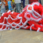 Een dansgroep bij een benzinestation tussen Qui Nhon en Nha Trang op 17-9-2013<br/>Copyright © JTravel.nl Een dansgroep bij een benzinestation tussen Qui Nhon en Nha Trang op 17-9-2013 / Copyright © JTravel.nl