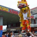 Een dansgroep bij een benzinestation tussen Qui Nhon en Nha Trang op 17-9-2013<br/>Copyright © JTravel.nl Een dansgroep bij een benzinestation tussen Qui Nhon en Nha Trang op 17-9-2013 / Copyright © JTravel.nl