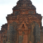 Een Cham Toren tussen Nha Trang en Phan Thiet op 18-9-2013<br/>Copyright © JTravel.nl Een Cham Toren tussen Nha Trang en Phan Thiet op 18-9-2013 / Copyright © JTravel.nl