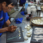 Een man is bezig met het maken van een schilderij in het atelier van Handicapped Handicrafts in Ho Chi Minh City<br/>Copyright © JTravel.nl Een man is bezig met het maken van een schilderij in het atelier van Handicapped Handicrafts in Ho Chi Minh City / Copyright © JTravel.nl