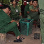 Van het rubber van autobanden worden sandalen gemaakt bij de Cu Chi Tunnels<br/>Copyright © JTravel.nl Van het rubber van autobanden worden sandalen gemaakt bij de Cu Chi Tunnels / Copyright © JTravel.nl