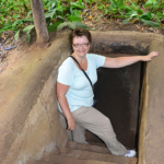 Ik bij de ingang van een tunnel bij de Cu Chi Tunnels<br/>Copyright © JTravel.nl Ik bij de ingang van een tunnel bij de Cu Chi Tunnels / Copyright © JTravel.nl