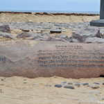 De tekst bij de kruizen van Cape Cross<br/>Copyright © JTravel.nl De tekst bij de kruizen van Cape Cross / Copyright © JTravel.nl