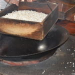 Rijst wordt afgewogen voor de rijstkoekjes in Cai Be aan de Mekong Rivier / Copyright © JTravel.nl