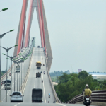 De brug van Can Tho vanuit de bus / Copyright © JTravel.nl