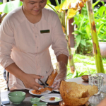 De gefrituurde bal plakrijst wordt verdeeld in het Mekong Tien Giang Restaurant op 24-9-2013<br/>Copyright © JTravel.nl De gefrituurde bal plakrijst wordt verdeeld in het Mekong Tien Giang Restaurant op 24-9-2013 / Copyright © JTravel.nl