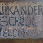 Welkom bij het schooltje van de Himba stam in Otjikandero<br/>Copyright © JTravel.nl Welkom bij het schooltje van de Himba stam in Otjikandero / Copyright © JTravel.nl