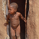 Een jongetje van de Himba stam in Otjikandero<br/>Copyright © JTravel.nl Een jongetje van de Himba stam in Otjikandero / Copyright © JTravel.nl