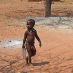 Een kind van de Himba stam in Otjikandero<br/>Copyright © JTravel.nl Een kind van de Himba stam in Otjikandero / Copyright © JTravel.nl