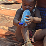 Een kind van de Himba stam in Otjikandero<br/>Copyright © JTravel.nl Een kind van de Himba stam in Otjikandero / Copyright © JTravel.nl