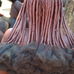 De haardracht van een vrouw van de Himba stam in Otjikandero<br/>Copyright © JTravel.nl De haardracht van een vrouw van de Himba stam in Otjikandero / Copyright © JTravel.nl