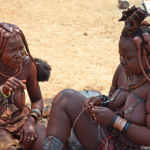 Vrouwen van de Himba stam in Otjikandero<br/>Copyright © JTravel.nl Vrouwen van de Himba stam in Otjikandero / Copyright © JTravel.nl