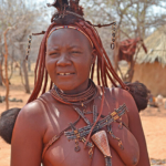 Een vrouw van de Himba stam in Otjikandero<br/>Copyright © JTravel.nl Een vrouw van de Himba stam in Otjikandero / Copyright © JTravel.nl