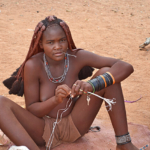 Een vrouw van de Himba stam in Otjikandero<br/>Copyright © JTravel.nl Een vrouw van de Himba stam in Otjikandero / Copyright © JTravel.nl