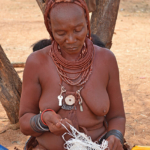 Een vrouw van de Himba stam in Otjikandero<br/>Copyright © JTravel.nl Een vrouw van de Himba stam in Otjikandero / Copyright © JTravel.nl