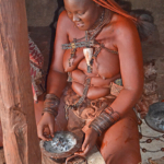 Een vrouw van de Himba stam in haar hut in Otjikandero<br/>Copyright © JTravel.nl Een vrouw van de Himba stam in haar hut in Otjikandero / Copyright © JTravel.nl