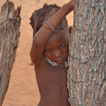 Een verdrietig kind van de Himba stam in Otjikandero<br/>Copyright © JTravel.nl Een verdrietig kind van de Himba stam in Otjikandero / Copyright © JTravel.nl