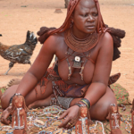Een vrouw van de Himba stam met haar koopwaar in Otjikandero<br/>Copyright © JTravel.nl Een vrouw van de Himba stam met haar koopwaar in Otjikandero / Copyright © JTravel.nl