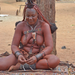 Een vrouw van de Himba stam met haar koopwaar in Otjikandero<br/>Copyright © JTravel.nl Een vrouw van de Himba stam met haar koopwaar in Otjikandero / Copyright © JTravel.nl