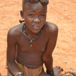 Een kind van de Himba stam in Otjikandero<br/>Copyright © JTravel.nl Een kind van de Himba stam in Otjikandero / Copyright © JTravel.nl