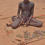 Een kind van de Himba stam met koopwaar in Otjikandero / Copyright © JTravel.nl