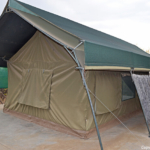 De buitenkant van mijn tent in Mondjila Safari Camp nabij het Etosha National Park<br/>Copyright © JTravel.nl De buitenkant van mijn tent in Mondjila Safari Camp nabij het Etosha National Park / Copyright © JTravel.nl