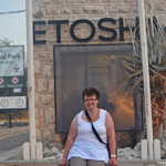 Ik voor de ingang van Etosha National Park<br/>Copyright © JTravel.nl Ik voor de ingang van Etosha National Park / Copyright © JTravel.nl