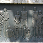 Een afbeelding op de sokkel van het vrijheidsbeeld voor het Nationaal Museum in Windhoek / Copyright © JTravel.nl