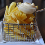 De extra frieten bij het hoofdgerecht tijdens het diner op de 1e avond in het Fletcher Hotel De Cooghen in De Koog<br/>Copyright © JTravel.nl De extra frieten bij het hoofdgerecht tijdens het diner op de 1e avond in het Fletcher Hotel De Cooghen in De Koog / Copyright © JTravel.nl