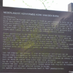 Het bord voor de Burghtkerk in Den Burg<br/>Copyright © JTravel.nl Het bord voor de Burghtkerk in Den Burg<br/>Copyright © JTravel.nl