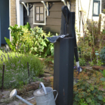 De waterpomp in de kruidentuin van de Oudheidkamer in Den Burg<br/>Copyright © JTravel.nl De waterpomp in de kruidentuin van de Oudheidkamer in Den Burg / Copyright © JTravel.nl