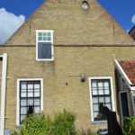 De achterkant van de Oudheidkamer vanuit de kruidentuin van de Oudheidkamer in Den Burg<br/>Copyright © JTravel.nl De achterkant van de Oudheidkamer vanuit de kruidentuin van de Oudheidkamer in Den Burg / Copyright © JTravel.nl