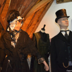 Oude kostuums op de zolder van de Oudheidkamer in Den Burg<br/>Copyright © JTravel.nl Oude kostuums op de zolder van de Oudheidkamer in Den Burg / Copyright © JTravel.nl