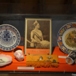 De tentoonstelling 'Meer dan mooi' op de zolder van de Oudheidkamer in Den Burg<br/>Copyright © JTravel.nl De tentoonstelling 'Meer dan mooi' op de zolder van de Oudheidkamer in Den Burg / Copyright © JTravel.nl