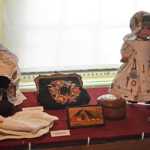 De tentoonstelling 'Meer dan mooi' op de zolder van de Oudheidkamer in Den Burg<br/>Copyright © JTravel.nl De tentoonstelling 'Meer dan mooi' op de zolder van de Oudheidkamer in Den Burg / Copyright © JTravel.nl