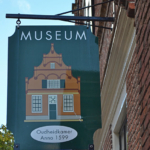Het uithangbord aan de buitenkant van de Oudheidkamer in Den Burg<br/>Copyright © JTravel.nl Het uithangbord aan de buitenkant van de Oudheidkamer in Den Burg / Copyright © JTravel.nl