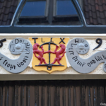Detail boven de deur aan de buitenkant van de Oudheidkamer in Den Burg<br/>Copyright © JTravel.nl Detail boven de deur aan de buitenkant van de Oudheidkamer in Den Burg / Copyright © JTravel.nl