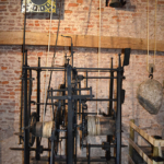 Het torenuurwerk in de toren van de Burghtkerk in Den Burg<br/>Copyright © JTravel.nl Het torenuurwerk in de toren van de Burghtkerk in Den Burg / Copyright © JTravel.nl